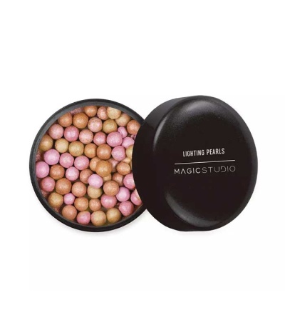 Pó iluminador em pérolas coloridas dentro de caixa preta redonda