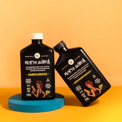 Dois frascos pretos de shampoo e condicionador Morte Subita num fundo amarelo e base azul.