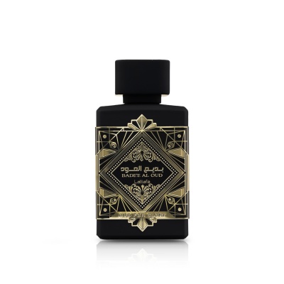 Frasco de perfume preto com rótulo dourado decorativo