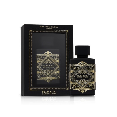 Frasco e caixa de perfume preto e dourado com texto em árabe e português