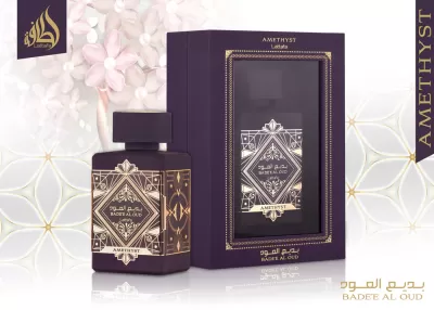 Frasco roxo escuro de perfume Amethyst com caixa decorada em dourado e roxo escuro ao lado, colocado sobre superfície branca com flores ao fundo