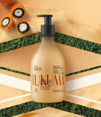 Loção corporal Ekos Tutkuma em frasco bege com doseador preto, sobre fundo com padrões verdes e bege e frutos cortados ao lado.