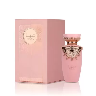 Perfume feminino em frasco rosa com detalhes dourados e caixa rose