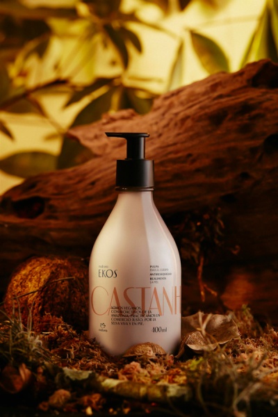 Frasco branco fosco Natura EKOS Castanhe pele com tampa preta em fundo natural