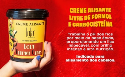 Creme alisante Lola Vintage Girls em embalagem amarela com tampa preta segurado por mão com unhas azuis