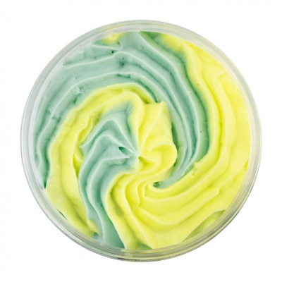 Frasco com massa cremosa azul claro e amarela em espiral