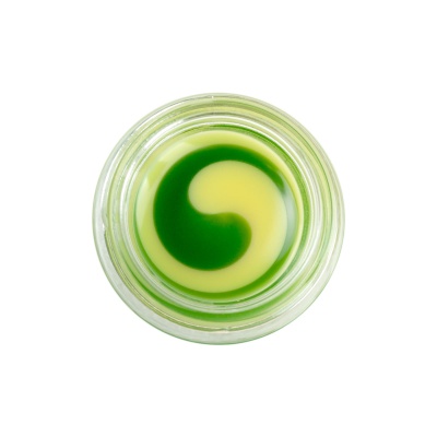 Frasco transparente com creme verde e amarelo em padrão espiral