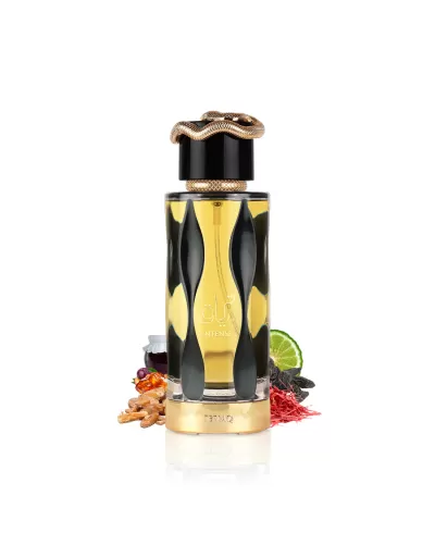 Frasco de perfume com tampa preta e ornamento dourado, rodeado por ingredientes naturais