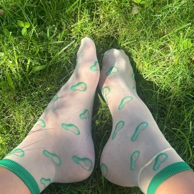 Meias transparentes com abacates verdes em relva