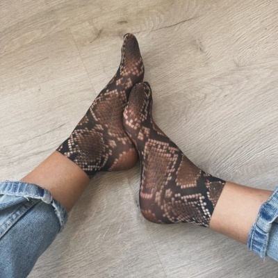 Meias transparentes com padrão de pele de cobra castanho e preto