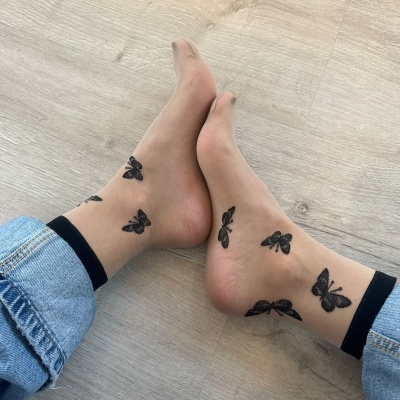 Meias transparentes com borboletas pretas