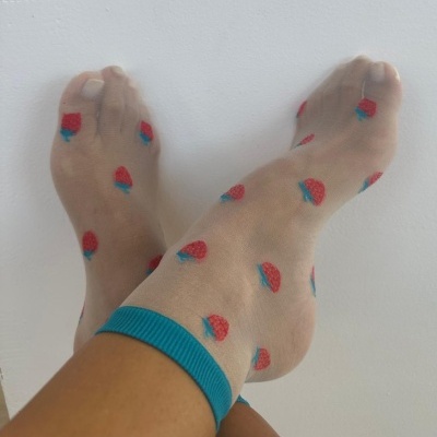 Meias transparentes bege com padrão de morangos e punho azul
