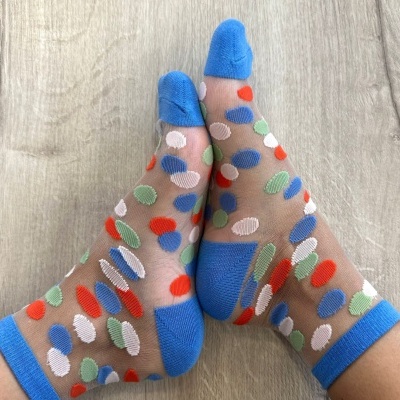 Meias transparentes com bolinhas coloridas e detalhes azuis