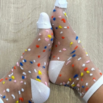 Meias transparentes com manchas coloridas em relevo e biqueira/calcanhar brancos