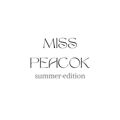 Logo com texto MISS PEACOK summer edition num fundo branco