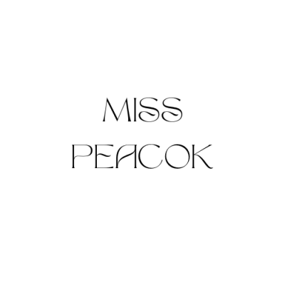 Texto estilizado 'MISS PEACOK' em preto sobre fundo branco