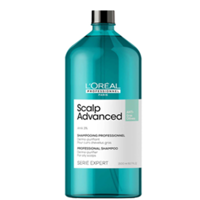Frasco azul de champô L'Oréal Scalp Advanced com etiqueta branca