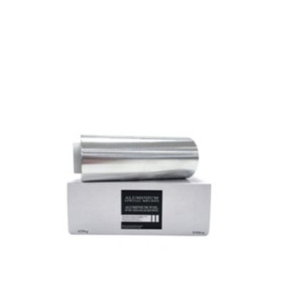 Rolo de película de alumínio sobre caixa com rótulo preto