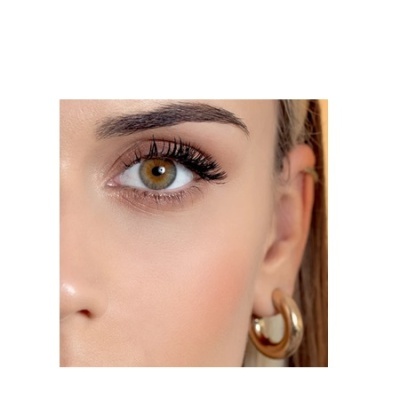 Close-up de olho castanho e argola dourada na orelha