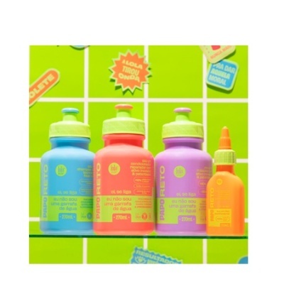 Garrafas coloridas de plástico com texto, em fundo verde com azulejos