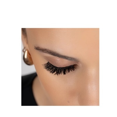 Close-up do olho com pestanas postiços longas e volumosas