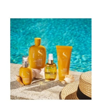 Produtos de beleza amarelos junto a piscina, com conchas e chapéu de palha