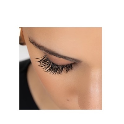 Olho com pestanas postiças negras espessas e curvadas