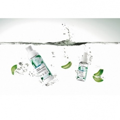 Frascos de produtos de cuidado pessoal com aloe vera mergulhados em água