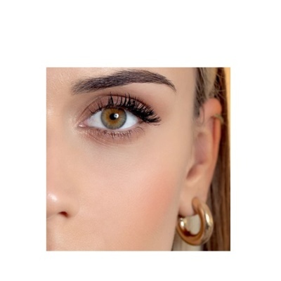 Olho castanho claro com sobrancelha espessa e argola dourada na orelha