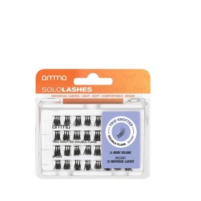 Embalagem com pestanas individuais pretas e rótulos SOLOLASHES e TRIO KNOTTED DOUBLE FLARE.