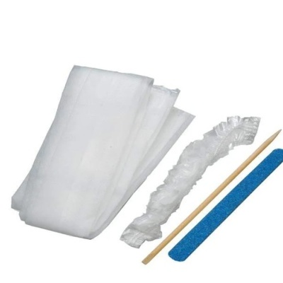 Conjunto de acessórios para unhas de gel com toalha branca, touca elástica, palito de madeira e lima azul.