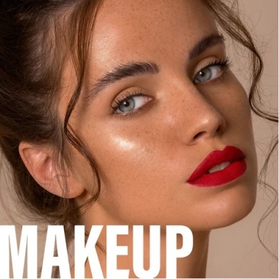 Mulher com maquilhagem, batom vermelho e pele luminosa com texto 'MAKEUP'