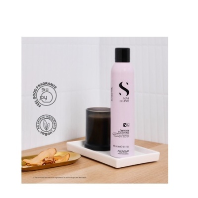Frasco cor-de-rosa do produto SÉRUM DI LUXO em tabuleiro branco com copo preto e pétalas secas