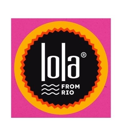 Logo circular com fundo rosa e texto 'lola FROM RIO'