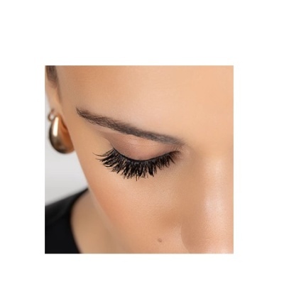 Olho feminino com pestanas postiços negras e brinco dourado