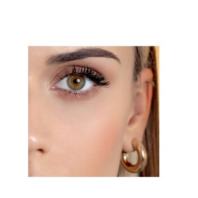 Close-up de olho feminino com brinco de argola dourada