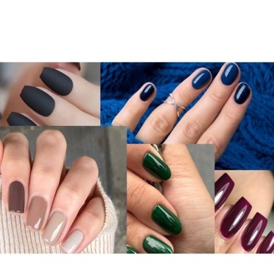 Unhas pintadas em várias cores com diferentes acabamentos e alguns anéis prateados nos dedos