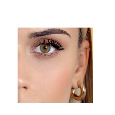 Olho feminino com pestanas longas e brinco dourado em aro