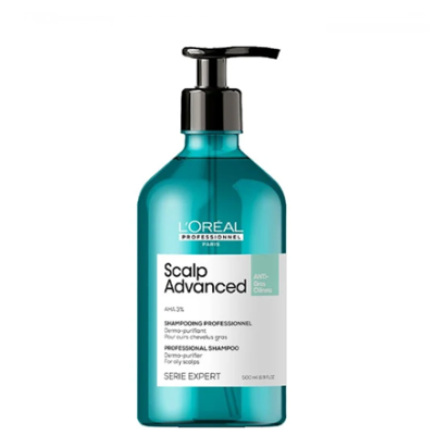 Frasco azul translúcido com champô L'Oréal Professionnel Scalp Advanced