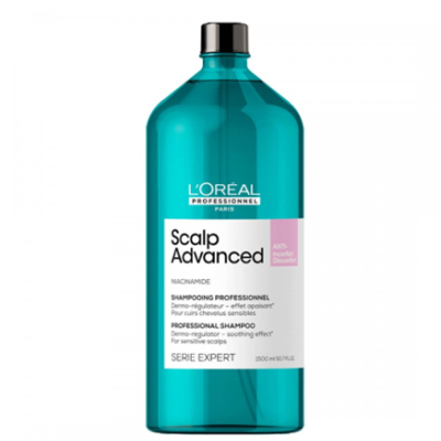Frasco azul translúcido de champô L'Oréal Scalp Advanced com rótulo branco e texto
