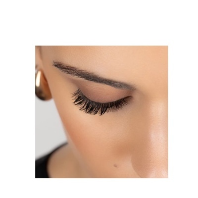 Rosto de mulher com sobrancelha escura e cílios postiços longos