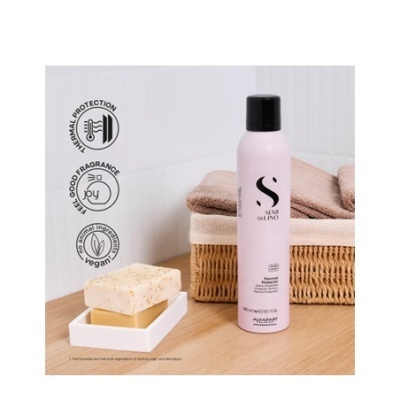 Frasco rosa claro de produto SEMBR del PNO com sabão e toalhas sobre bancada de madeira