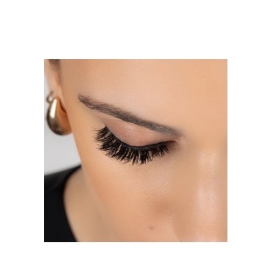 Olho fechado com pestanas postiços longos e volumosos e brinco dourado