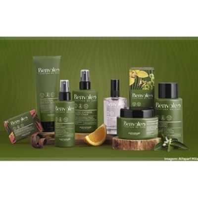 Produtos de cuidado da pele Berryblom em embalagens verdes com detalhes em branco e amarelo, colocados sobre suportes de madeira e frutas.