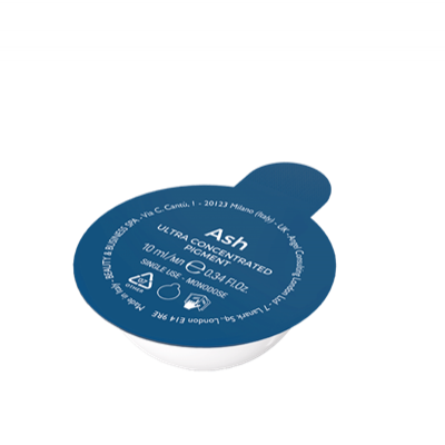 Cápsula azul e branca de cuidado capilar Ash com texto da embalagem