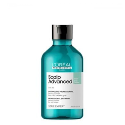 Frasco azul translúcido de shampoo L'Oréal Scalp Advanced com tampa preta e rótulo branco
