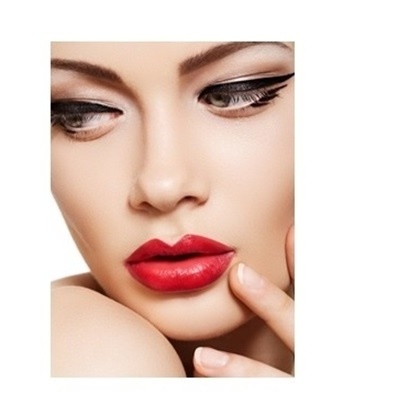 Rosto feminino com maquilhagem de batom vermelho e olhos delineados