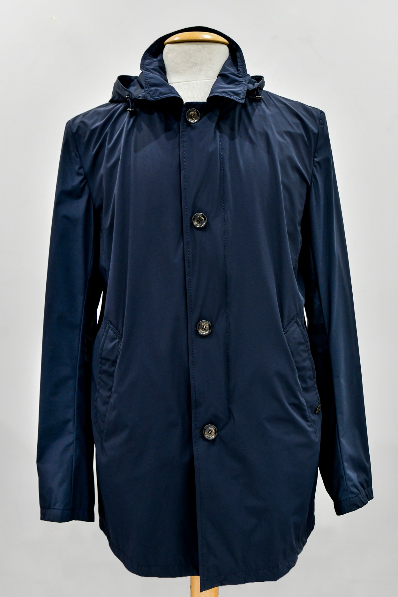 Verão vs Outono - O que vestir nesta altura do ano? Casaco azul escuro com capuz e botões frontais grandes