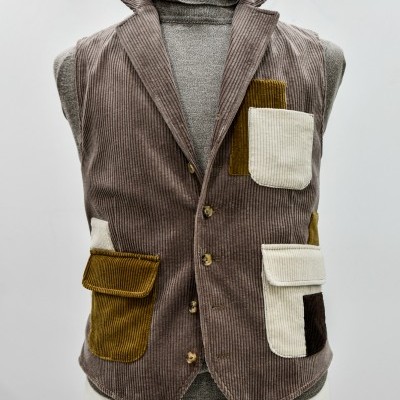Colete masculino em veludo cotelê castanho com bolsos coloridos em diferentes texturas