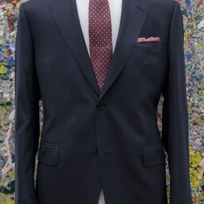 Fato azul escuro com camisa branca e gravata cor de vinho com pontos brancos